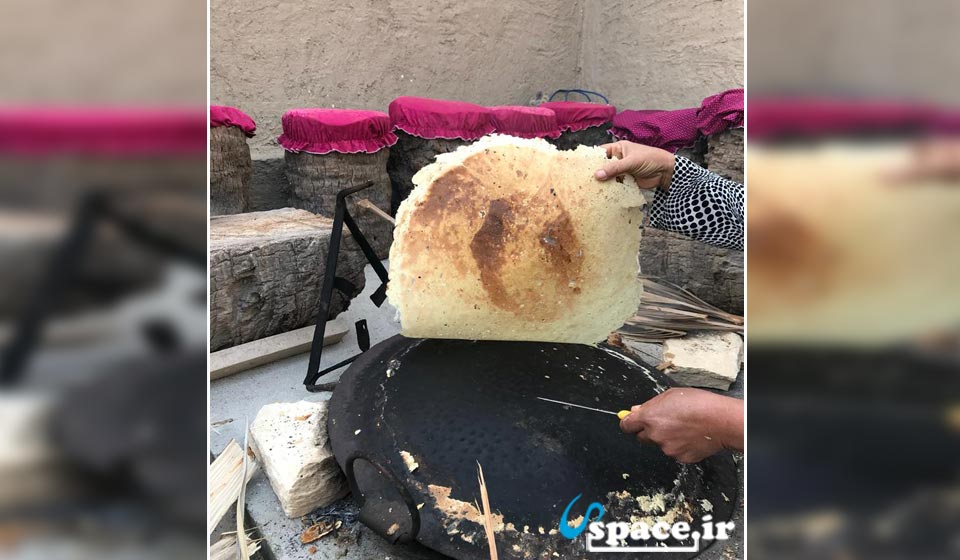 پخت نان محلی اقامتگاه بوم گردی نگارستان - خورموج - روستای میانخره